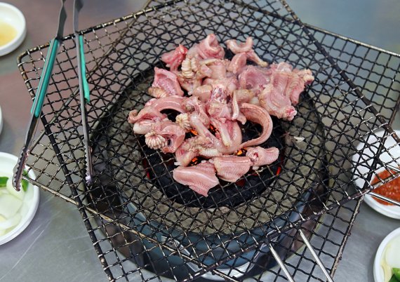 [조용철의 놀면 뭐먹니?] 자갈치 곰장어구이 한쌈이면 피로가 ‘싹’