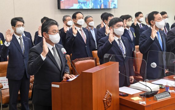 12일 서울 여의도 국회에서 열린 산업통상자원중소벤처기업위원회의 한국전력공사,한국수력원자력 등 국정감사에 정승일 한국전력공사 사장이 선서를 하고 있다.<div id='ad_body3' class='mbad_bottom' ></div> 사진=박범준 기자