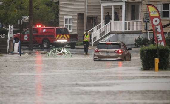 [펜실베이니아(미국)=AP/뉴시스] 2일(현지시간) 허리케인 아이다가 미 북동부 지역을 강타하여 기록적인 폭우를 쏟아내자 뉴욕시가 비상사태를 선포했다. 사진은 지난 1일 홍수로 침수된 펜실베이니아 도로.2021.09.02.