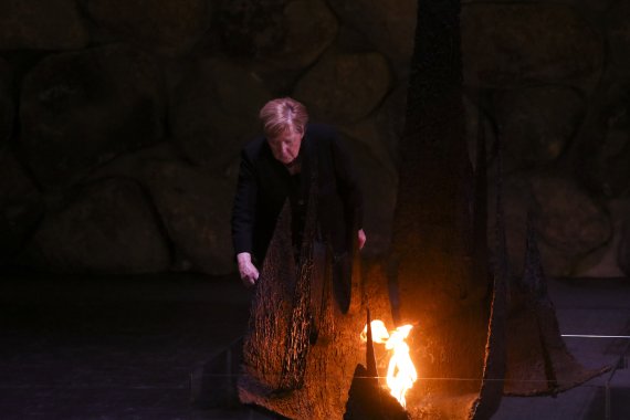 [예루살렘=AP/뉴시스] 앙겔라 메르켈 독일 총리가 10일(현지시간) 이스라엘 예루살렘 야드 바셈 홀로코스트 박물관에서 열린 홀로코스트 피해자 추모식에 참석하고 있다. 2021.10.12.