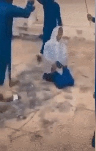 나이지리아의 한 이슬람 학교 여학생이 술을 마시다 적발돼 부모 동의 하에 학교에서 처벌받았다. (트위터 갈무리) © 뉴스1