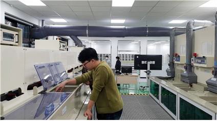한국폴리텍대학 남인천캠퍼스 재직 근로자들이 귀금속(Ag) 스마트표면처리 공정 실습을 하고 있다.