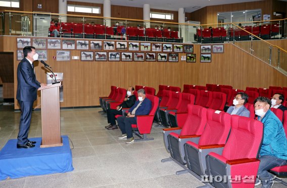 [fn포토] 제주산 경주마 경매시장의 봄은 언제 오나