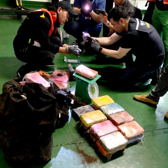 2019년 8월 25일 충남 태안항 인근에 정박 중이던 홍콩 국적 벌크선에서 적발된 코카인 © 뉴스1