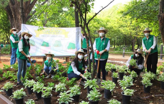 스타벅스코리아 파트너들이 지난 5일 서울숲에서 숲 조성 캠페인을 벌이고 있다. 스타벅스코리아 제공
