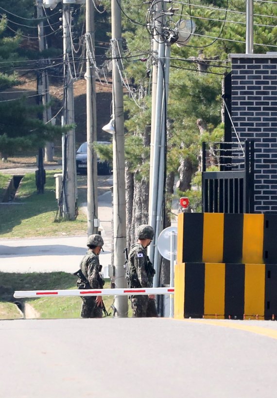 한 육군부대에서 코로나19 집단감염이 발생한 것으로 알려진 3일 오후 경기 연천군 해당 부대의 상급 부대 앞이 통제돼 있다. 이번 집단감염 확진 판정을 받은 46명의 장병 중 41명은 코로나19 백신 2차 접종을 마친 것으로 나타났다. 사진=뉴시스