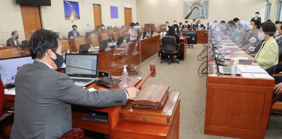 20일 오후 국회에서 열린 과학기술정보방송통신위원회 전체회의에서 이원욱 위원장이 의사봉을 두드리고 있다. 이날 국민의힘 의원들이 불참한 가운데 열린 전체회의에서 '인앱 결제' 강제 도입을 막는 이른바 '구글 갑질방지법'(전기통신사업법 개정안)이 통과됐다. 2021.7.20/뉴스1 © News1 오대일 기자