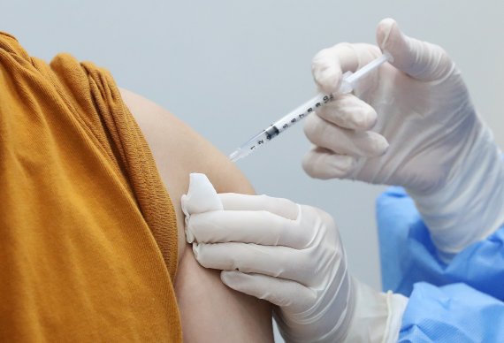 한 시민이 코로나19 백신을 접종받고 있다. /사진=뉴시스