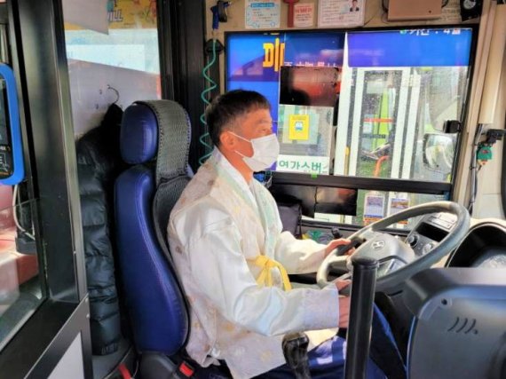 전주시가 설 연휴기간 시내버스와 마을버스 기사들이 생활한복을 착용하고 운전하는 ‘한복데이’를 실시한다.(전주시 제공)© 뉴스1