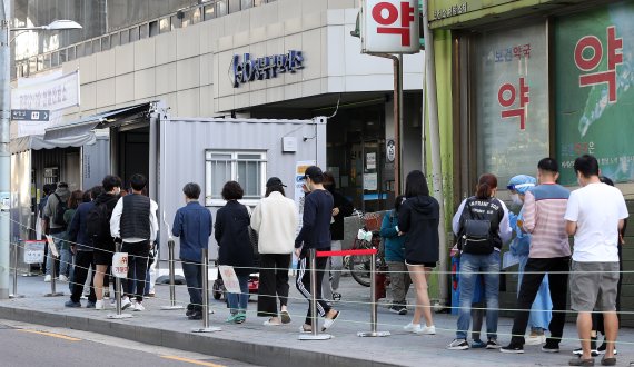 지난 13일 오전 서울 성북구보건소 선별진료소에서 시민들이 코로나19 검사를 받기 위해 대기하고 있다. 뉴시스 제공.