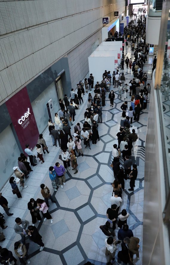 13일 서울 강남구 코엑스에서 열린 한국국제아트페어(키아프·KIAF)에 관람객들이 오픈을 기다리고 있다. 올해로 20주년을 맞은 국내 최대 미술품 장터인 키아프는 전세계 10개국 170여개 갤러리가 참여했다. /사진=뉴스1