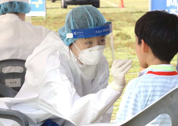 경북 구미시 낙동강체육공원에 마련된 코로나19 임시선별진료소에서 시민들이 진단검사를 받고 있다. 사진=뉴스1