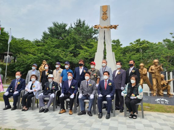 이천시 월남전참전기념탑 제막식 참석자들이 기념촬영을 하고 있다. (사진은 기사 내용과 무관함) 사진=뉴스1