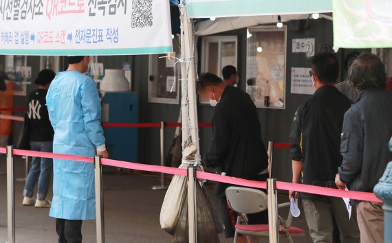 지난 14일 오전 서울 중구 서울역 광장에 마련된 신종 코로나바이러스 감염증(코로나19) 선별진료소를 찾은 시민들이 검사를 위해 대기하고 있다. 뉴스1