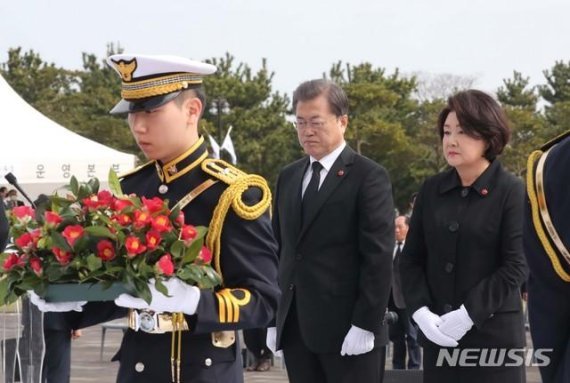 문재인 대통령과 김정숙 여사가 3일 제주시 봉개동 4·3평화공원에서 열린 제72주년 제주 4·3 희생자 추념식에 참석해 위령제단에 헌화하고 있다. 2020.04.03. [뉴시스]