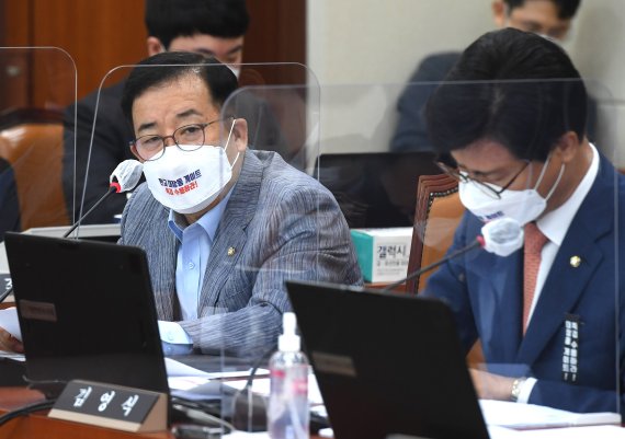 국민의힘 간사인 박성중 의원이 14일 오전 서울 여의도 국회에서 열린 과학기술정보방송통신위원회 2021년도 방송문화진흥회, 한국방송광고진흥공사 등에 대한 국정감사에서 자료제출 관련해 의사진행 발언을 하고 있다. 사진=뉴스1화상