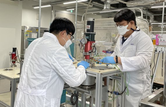 한국에너지기술연구원 광주바이오에너지연구개발센터 연구진이 산처리 반응기를 운전하고 있다. 에너지기술연구원 제공