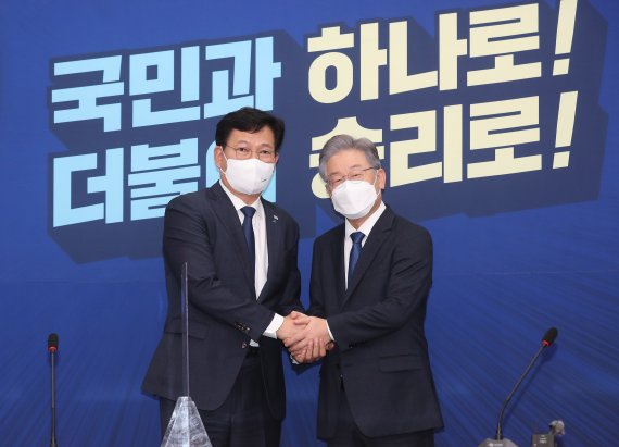 송영길 더불어민주당 대표(왼쪽)와 제20대 대통령후보로 선출된 이재명 경기도지사./뉴스1 © News1 이동해 기자