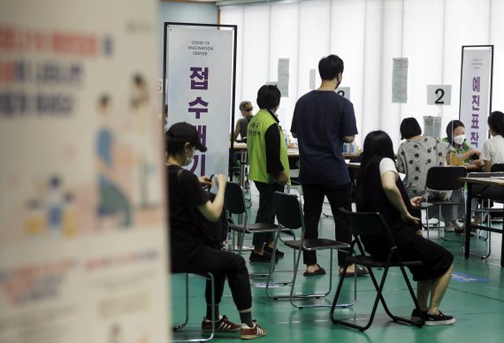 14일 서울 서대문구 코로나19 예방접종센터를 찾은 시민이 접수등록을 하고 있다. 뉴시스 제공.