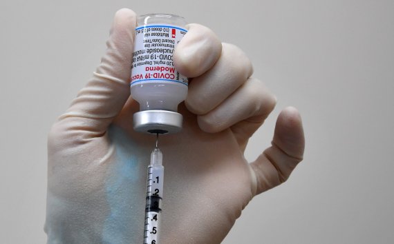 한 의료진이 모더나 백신을 주사기에 분주하고 있다. /사진=뉴시스