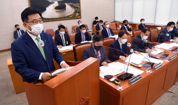 14일 서울 여의도 국회에서 열린 국회 농림축산식품해양수산위원회의 한국마사회 등에 대한 국정감사에서 김춘진 한국농수산식품유통공사 사장이 업무 보고를 하고 있다. 2021.10.14/뉴스1 © News1 오대일 기자
