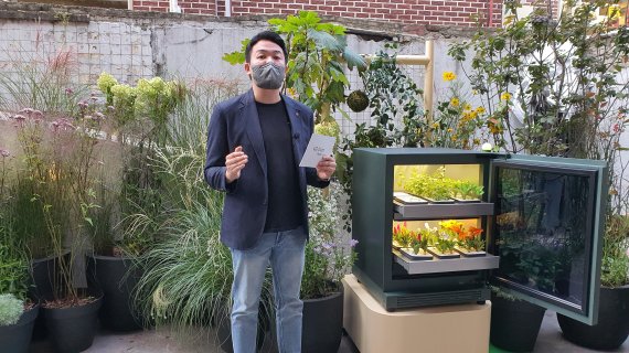 신상윤 LG전자 스프라우트 컴퍼니 대표가 14일 서울 성수동에 위치한 복합문화공간 '플라츠'에 마련된 'LG 틔운'(LG tiiun) 팝업스토어 '틔운 하우스'(tiiun haus: life with green)에서 제품을 소개하고 있다. © News1 정상훈 기자