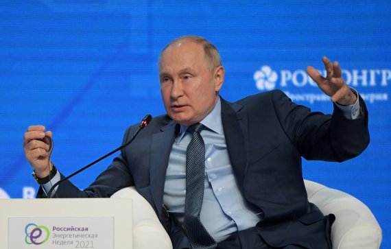 블라디미르 푸틴 러시아 대통령이 13일(현지시간) 모스크바에서 '러시아 에너지위크 인터내셔널 포럼'에 참석해 발언하고 있다. 로이터 뉴스1