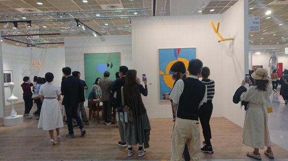 13일 개막한 KIAF 2021 페이스 갤러리 부스에 관람객들이 몰려들고 있다. 사진=박지현 기자