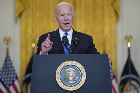 조 바이든 미국 대통령이 13일(현지시간) 미국 워싱턴DC 백악관 이스트룸에서 항만 물류대란 해소를 위한 화상회의를 마친 후 성명을 발표하고 있다. 백악관은 이번 회의에서 삼성전자에 지원을 요청했다. AP 뉴시스