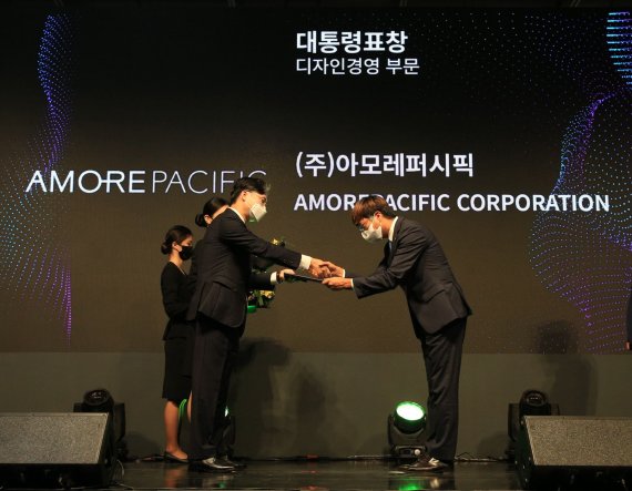 아모레퍼시픽 크리에이티브센터 허정원 상무(오른쪽)가 대한민국 디자인대상 시상식에서 대통령 표창을 수상하고 있다. 아모레퍼시픽 제공