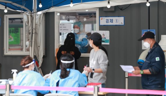 14일 오전 서울 중구 서울역 광장에 마련된 신종 코로나바이러스 감염증(코로나19) 선별진료소를 찾은 시민들이 검사를 받고 있다. 2021.10.14/뉴스1 © News1 구윤성 기자