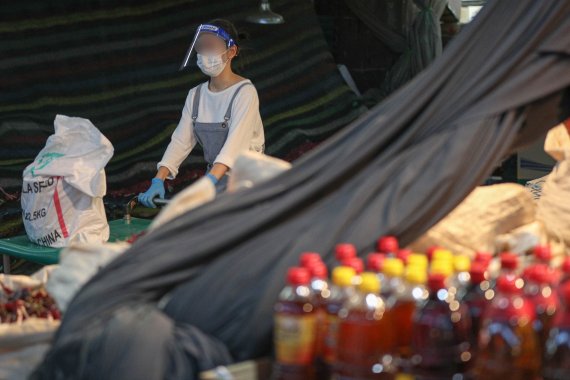 코로나19 집단감염으로 일시 폐쇄 후 영업을 재개한 마포농수산물시장에서 한 시장 상인이 영업준비를 하고 있다.© News1 성동훈 기자