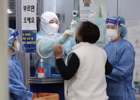 서울 송파구보건소에 마련된 신종 코로나바이러스 감염증(코로나19) 선별진료소를 찾은 시민들이 검체 검사를 받고 있다.© News1 박정호 기자