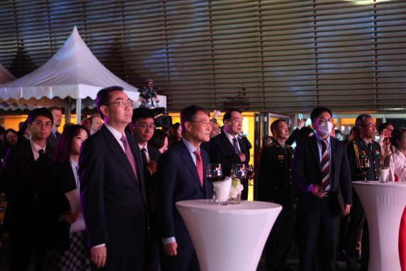 장하성 주중 대사(앞줄 왼쪽 두번째)가 14일 중국 베이징에서 ‘2021년 대한민국 개천절 및 국군의 날 기념 리셉션’ 행사를 개최하고 있다. 주중 대사관 제공