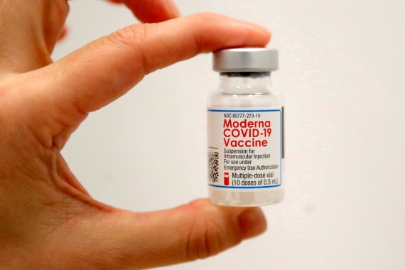 의료진이 모더나의 코로나19 백신을 들어 보이고 있다. /사진=로이터뉴스1