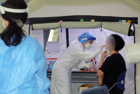 광주 서구청에 마련된 신종 코로나바이러스 감염증(코로나19) 선별진료소에서 한 시민이 검사 중이다. © News1 이수민 기자