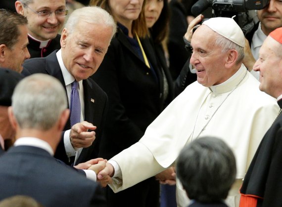 조 바이든 미국 대통령이 오는 29일 이탈리아 로마에서 취임 후 처음으로 프란치스코 교황을 알현한다. 사진은 바이든 대통령이 부통령 시절이던 2016년 4월 29일 바티칸에서 교황을 만난 모습. © 로이터=뉴스1
