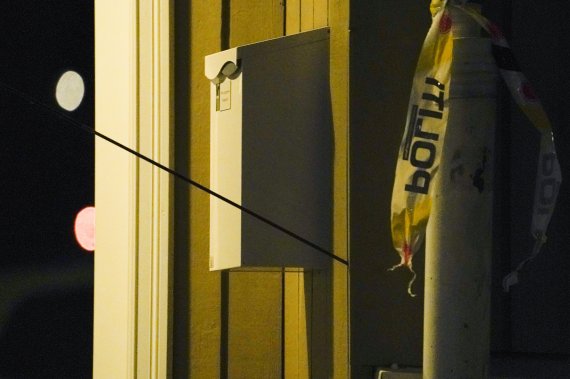 지난 13일(현지시간) 노르웨이 오슬로 서쪽 콩스베르그에서 한 남성이 화살을 난사해 한 가정집 벽에 화살이 꽂혀 있다. 뉴시스