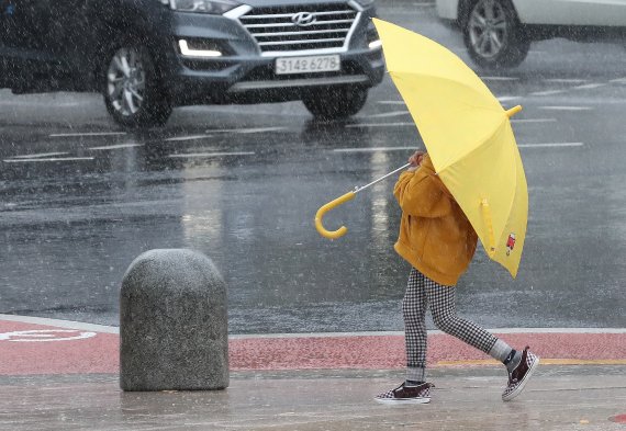 전국 대부분 지역에 비가 내린 지난 10일 오후 서울 시내에서 한 어린이가 우산을 쓰고 발걸음을 재촉하고 있다. 2021.10.10/뉴스1 © News1 임세영 기자