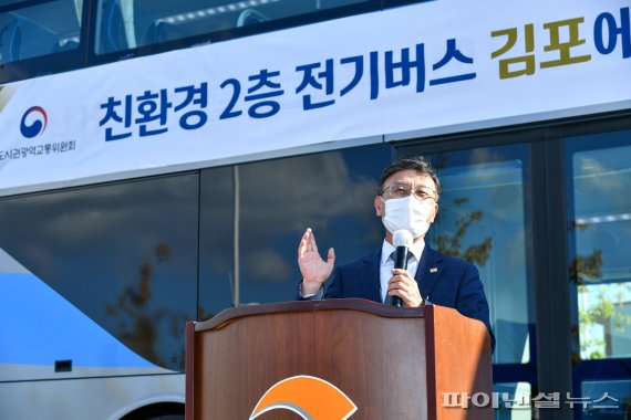 정하영 김포시장 14일 2층 전기버스 개통 시승식 기념사 발표. 사진제공=김포시