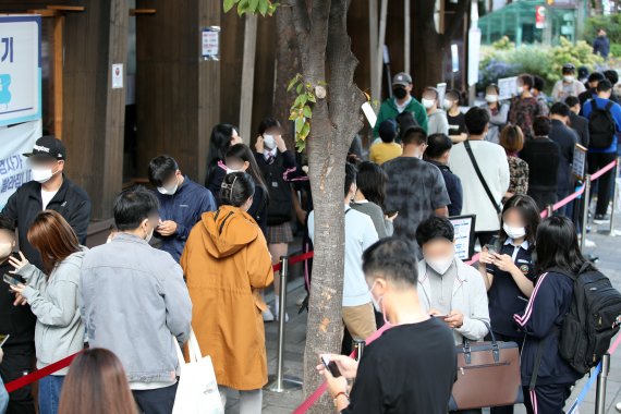 13일 오전 서울 송파구보건소에 마련된 신종 코로나바이러스 감염증(코로나19) 선별진료소를 찾은 시민들이 검사를 위해 대기하고 있다. 2021.10.13/뉴스1 © News1 박정호 기자