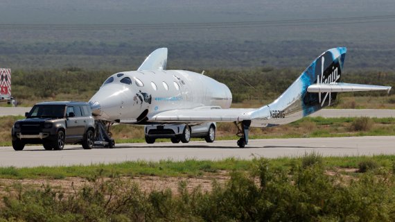지난 7월 11일 미국 뉴멕시코주 스페이스포트 아메리카 발사장에서 버진 갤럭틱의 우주선 'VSS 유니티'가 격납고로 견인되고 있다.로이터뉴스1