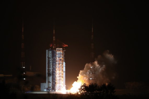 [타이위안(중국 산시성)=신화/뉴시스]중국 최초의 태양탐사위성 시허(羲和)를 탑재한 장정(長征)-2D 로켓이 14일 중국 북부 산시(山西)성 타이위안(太原) 위성발사센터에서 발사되고 있다. 2021.10.15