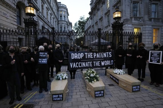 [런던=AP/뉴시스] 12일(현지시간) 영국 런던에서 시위대가 전 세계 코로나19 사망자 수를 강조하기 위해 모형 관을 들고 행진하고 있다. 이들은 가난한 나라 국민의 코로나19 백신 접종을 위해 다국적 대형 제약회사들이 코로나19 백신에 대한 특허를 포기할 것을 촉구하고 있다. 영국은 전 세계적으로 백신 접종의 수를 늘리기 위해 세계무역기구 지식재산권 회의에 참여하고 있다. 2021.10.13.