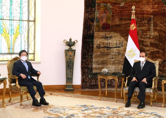 이집트를 공식 방문 중인 박병석 국회의장은 10일(현지시간) 이집트 카이로의 대통령궁에서 압델 파타 엘시시 대통령(오른쪽)과 만나 경제현안과 한반도 평화 프로세스에 대한 관심과 지원을 당부했다.(국회 제공) 2021.10.10 © 뉴스1