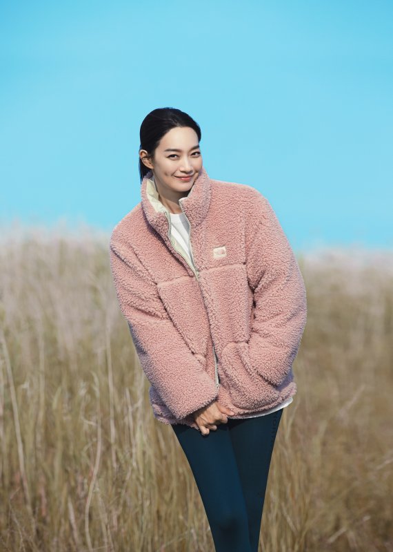 '비 베터 다운 재킷'을 입은 노스페이스 모델 신민아