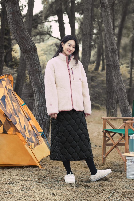 '우먼스 플레이 그린 플리스 재킷'을 착용한 노스페이스 모델 신민아