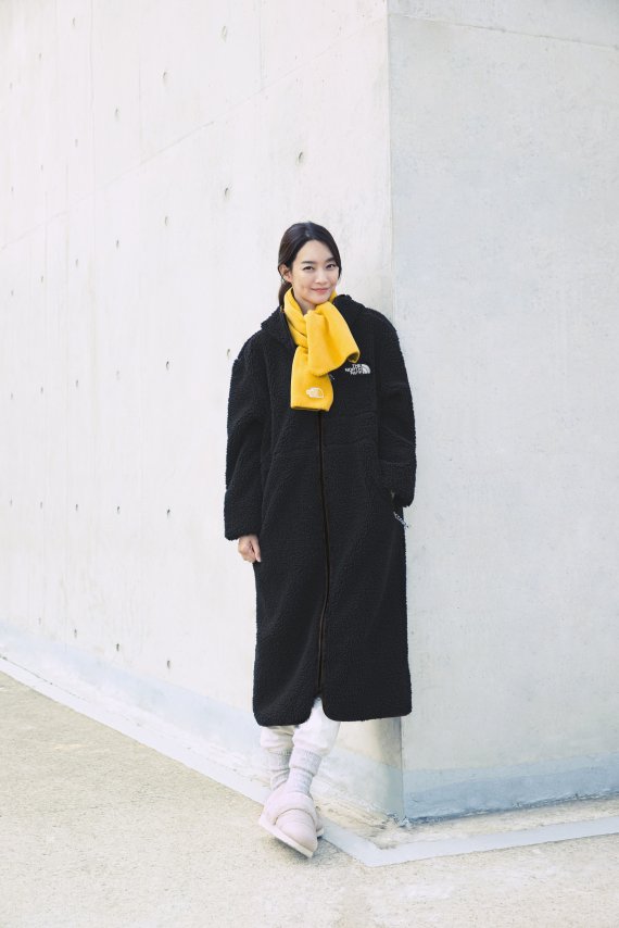 '플레이 그린 플리스 코트'를 입은 노스페이스 모델 신민아