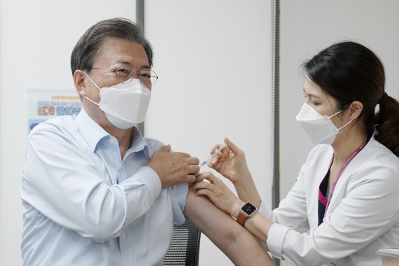 문재인 대통령이 지난 15일 서울 국립중앙의료원 코로나19 중앙예방접종센터에서 코로나19 백신 추가 접종을 받고 있다. 사진=뉴스1