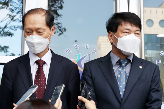 윤석열 전 검찰총장 측 법률대리인 이완규, 손경식 변호사가 14일 오후 서울 서초구 서울행정법원에서 열린 윤 전 총장이 법무부 장관을 상대로 낸 징계처분 취소소송에 패소한 후 입장을 밝히고 있다. 2021.10.14/뉴스1 © News1 조태형 기자